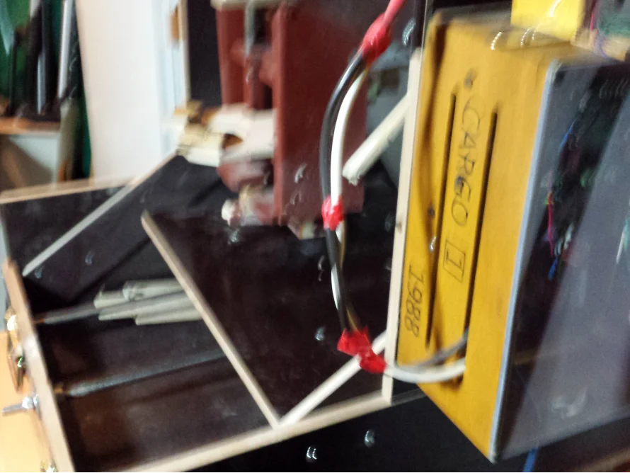 Elektronische Bauteile in einem Gehäuse