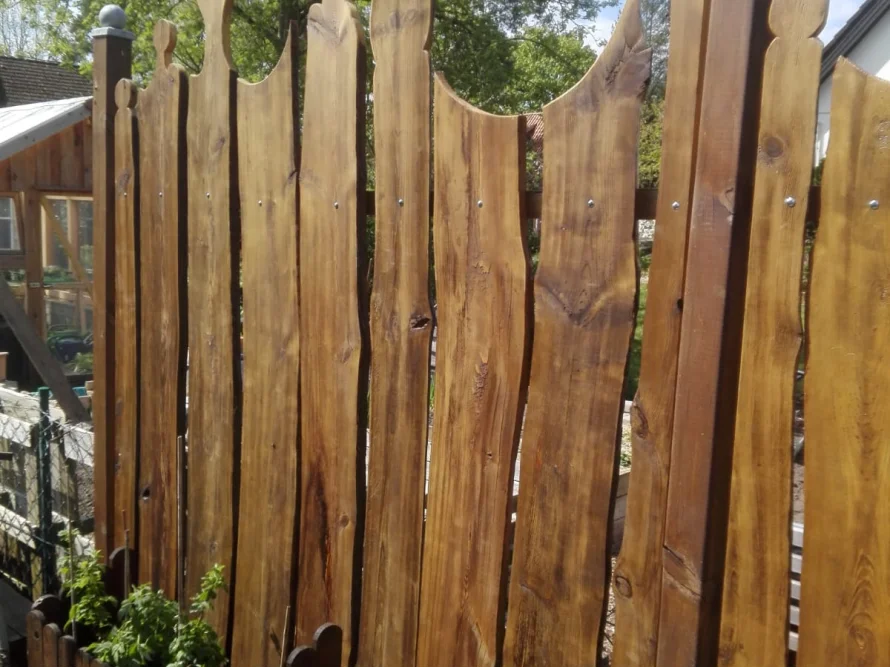 Hölzerner Gartenzaun mit welligen Brettern