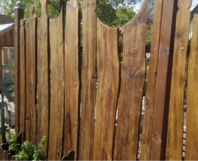 Hölzerner Gartenzaun mit welligen Brettern