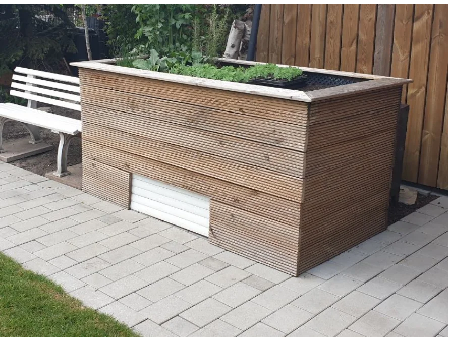 Holztisch mit Pflanzenkasten