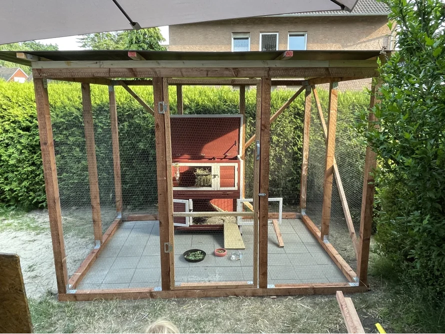 Hühnerstall aus Holz mit Drahtgeflecht