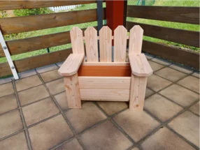 Holzblumenkasten in Form eines Stuhls