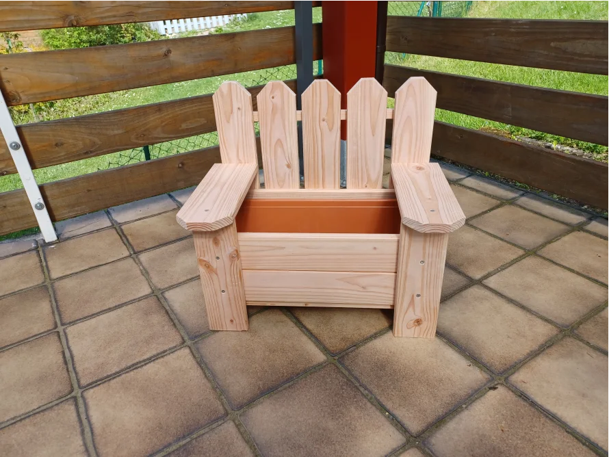 Holzblumenkasten in Form eines Stuhls