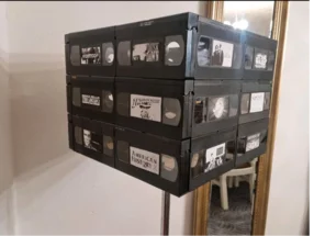 Würfelförmige Lampe aus Videokassetten