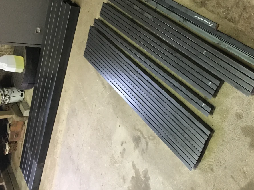 Schwarze Metallstangen auf Betonboden