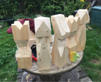 Fünf grob bearbeitete Holzbalken