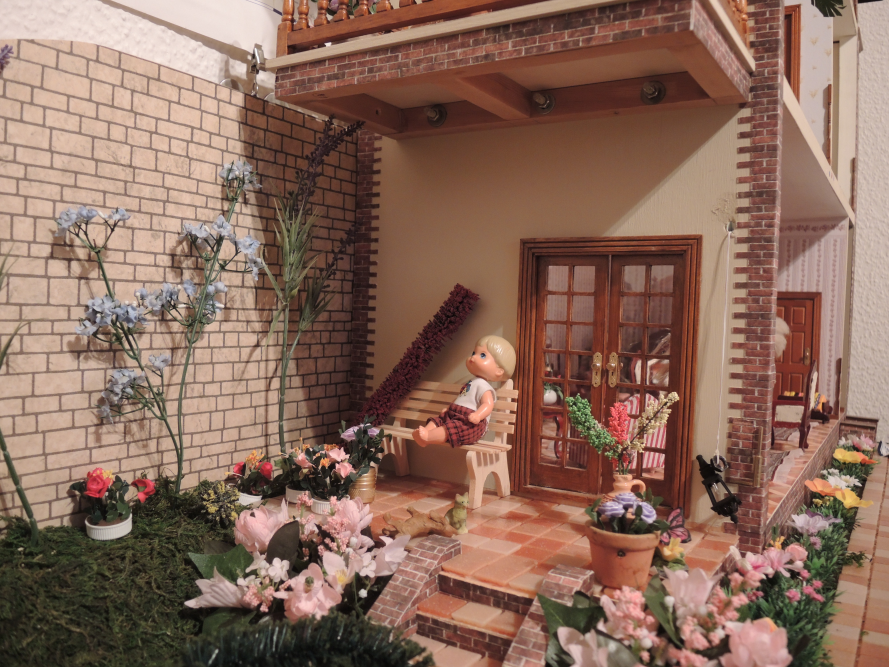 Puppenhaus mit Terrasse und Garten