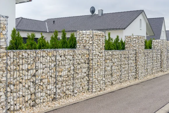 Gabionenzaun aus hellen Steinen