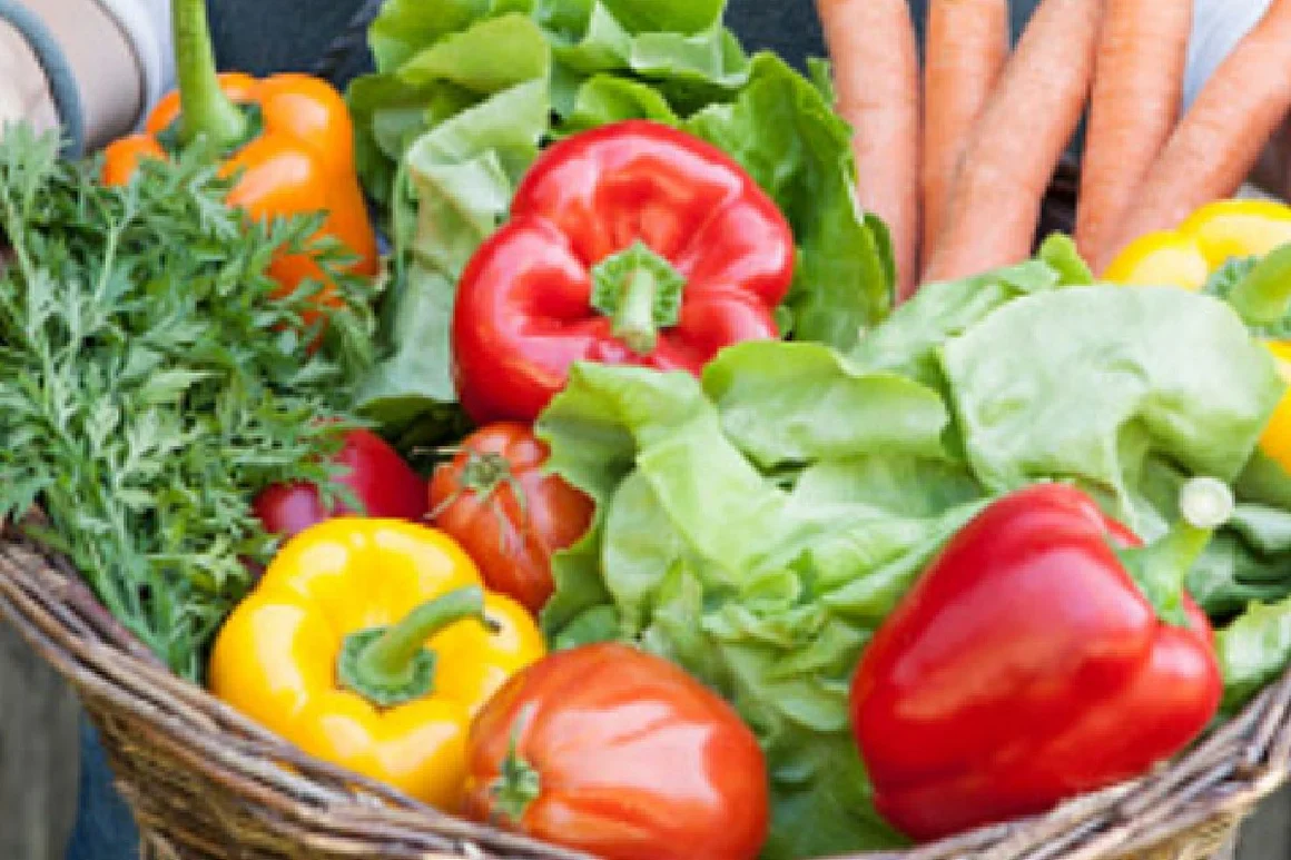 Ein Korb voller frischem Gemüse