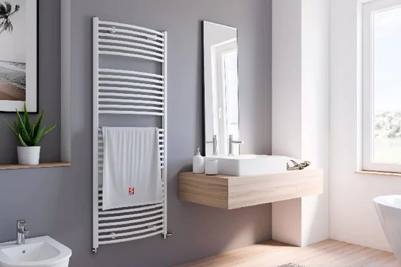 Handtuchwärmer in einem Badezimmer