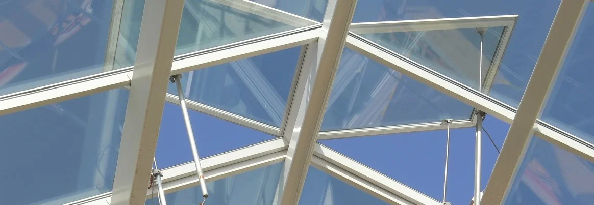 Glasdach mit Fenstern, die geöffnet werden können.