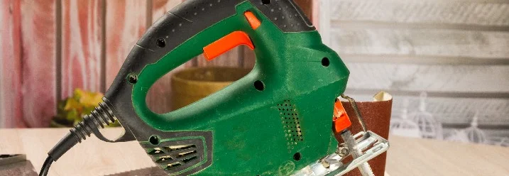 Stichsäge auf Holzbrett