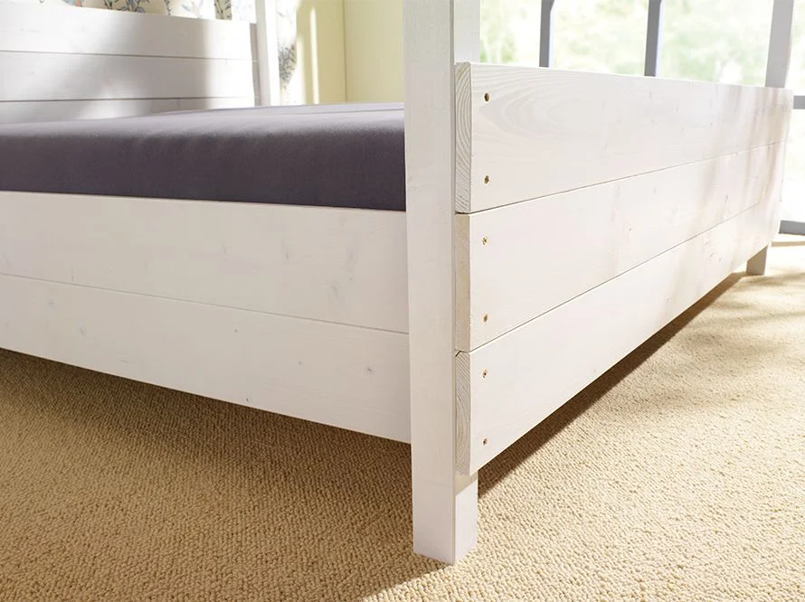 Weißes Holzbettgestell