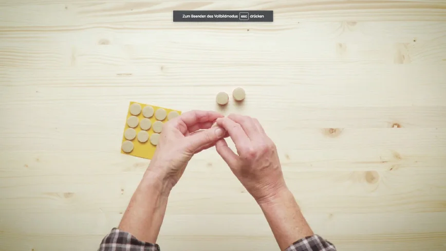 Hände ziehen Schutzfolie von Klebepads