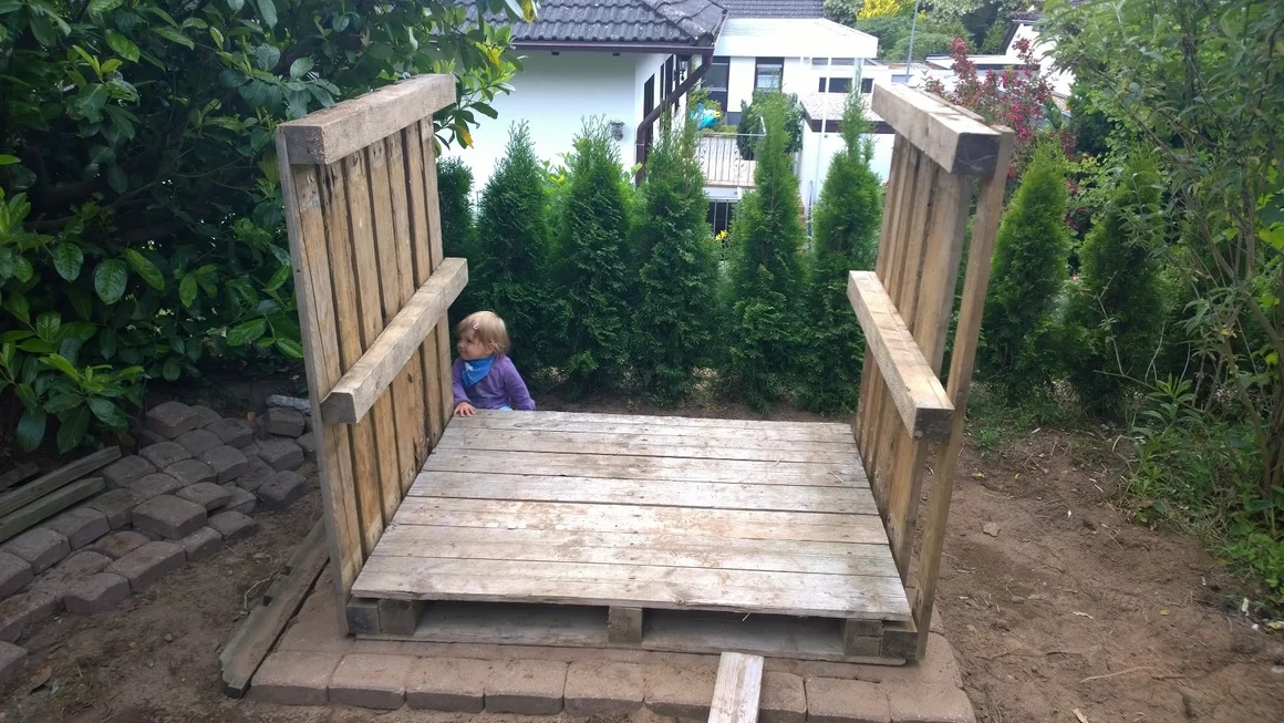 Holzgerüst im Garten