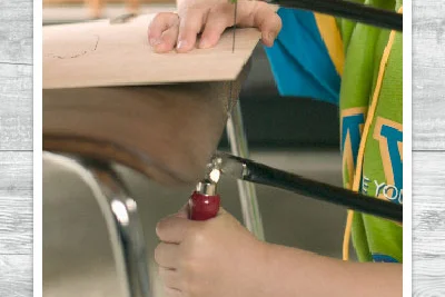 Person sägt Holz mit einer Säge