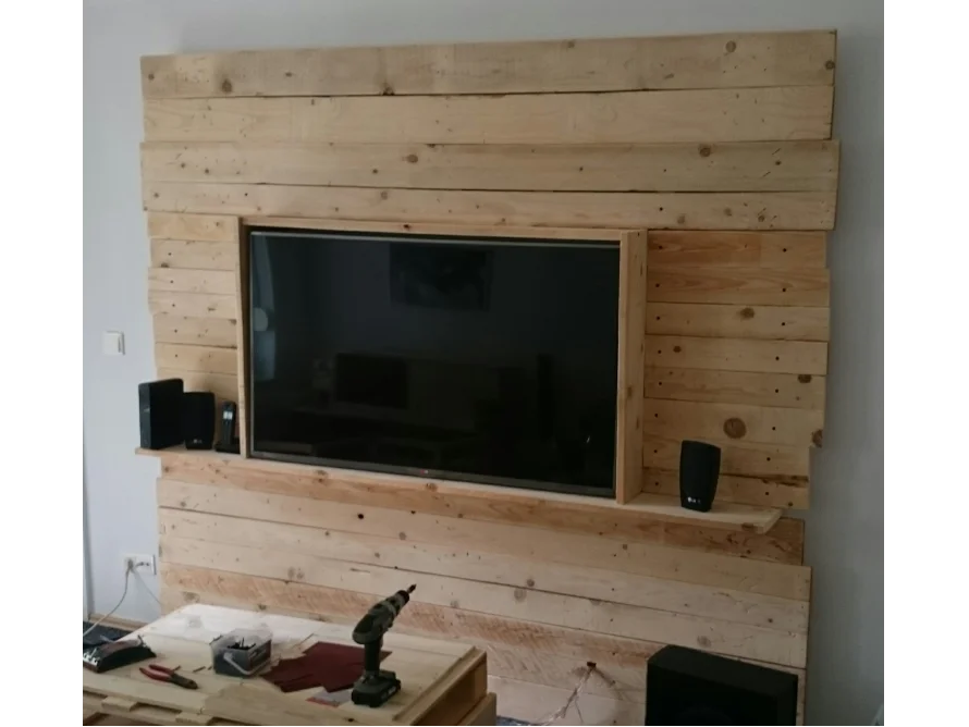 Fernsehgerät an einer Wand aus Holzbohlen