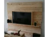 Fernsehgerät an einer Wand aus Holzbohlen