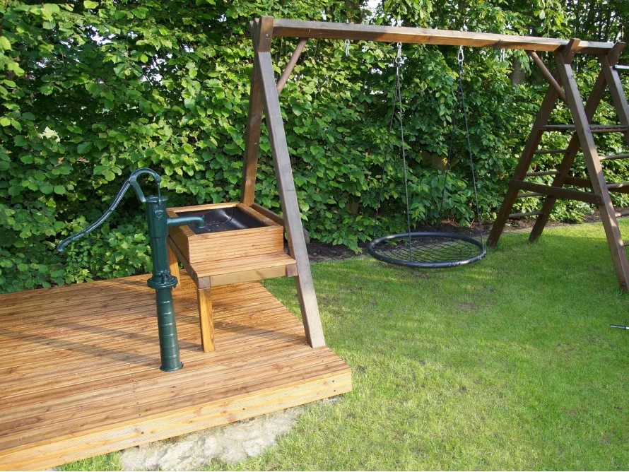 Holzschaukel mit Wasserpumpe