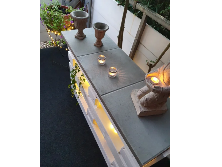 Tisch aus Holz mit Dekoelementen