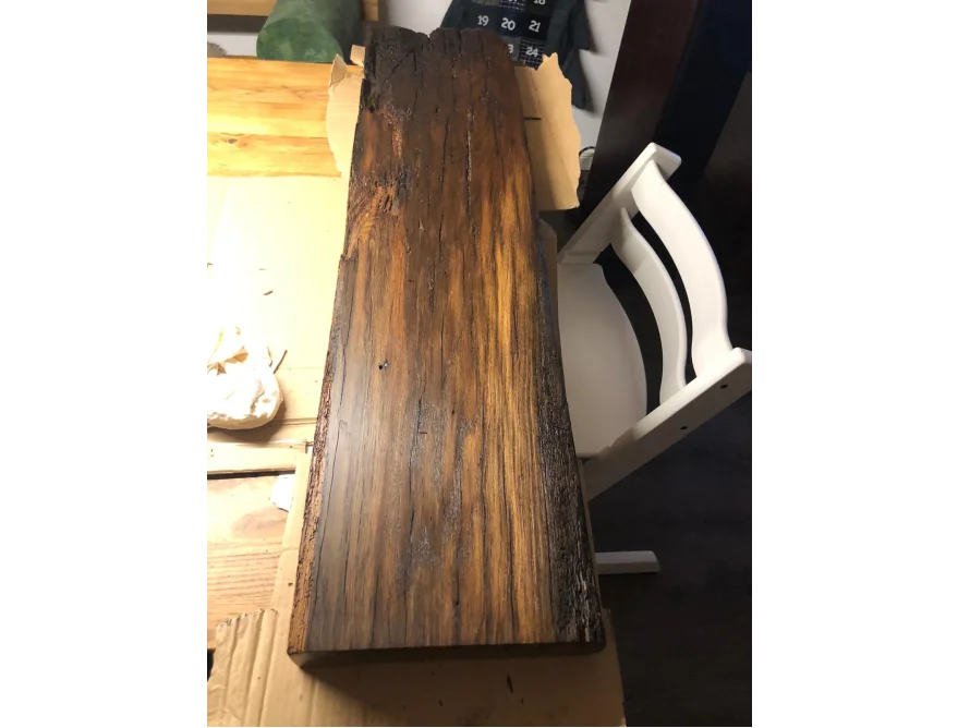 Behandeltes Holzbrett auf einem Tisch