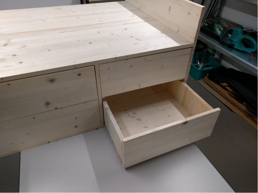 Holzbett mit Schublade