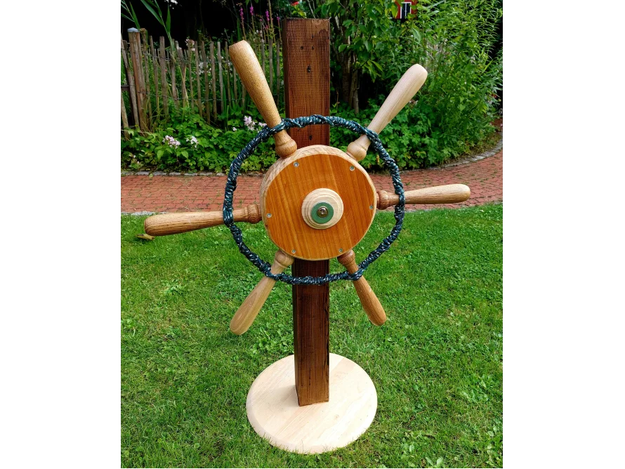 Dekoratives Holz-Steuerrad im Garten