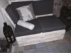 Palettensofa mit grauen Kissen