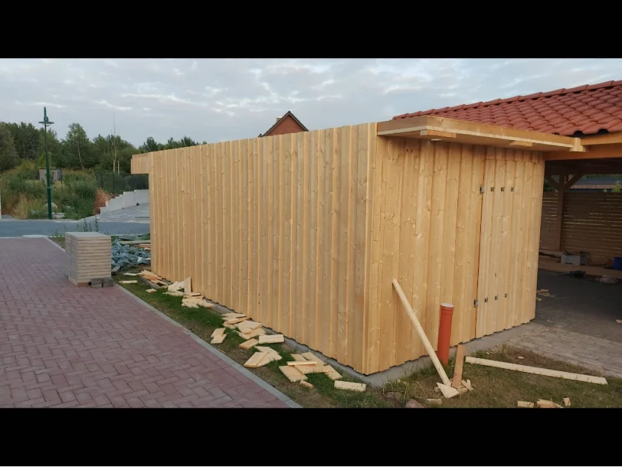 Holzgerüst eines Gartenhauses