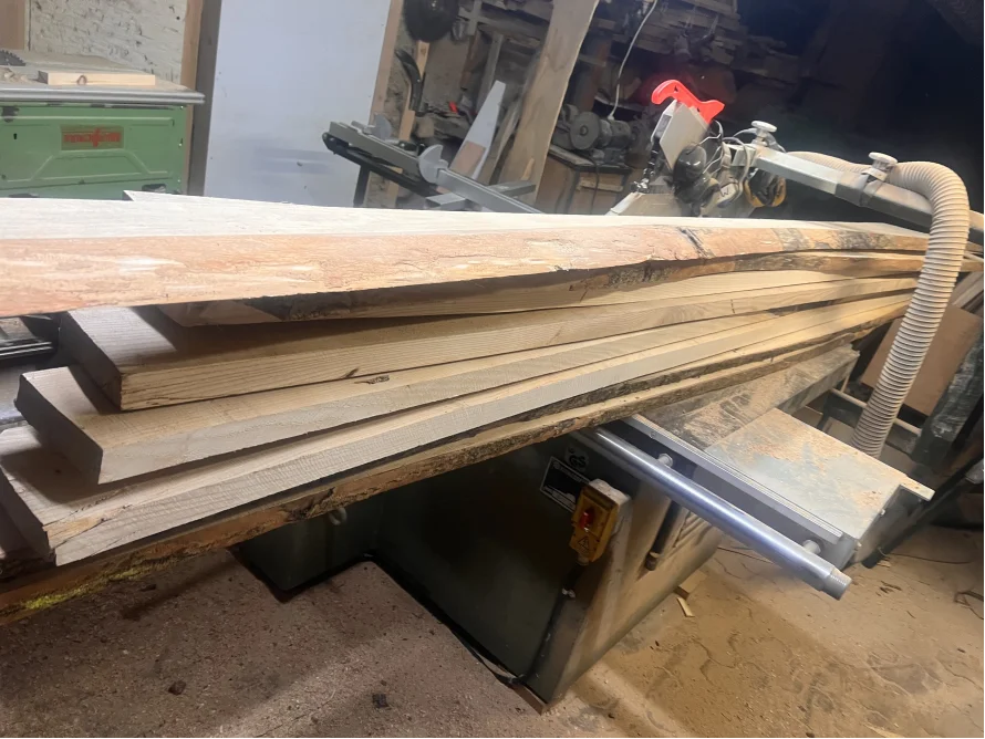 Holzstapel auf Tischkreissäge