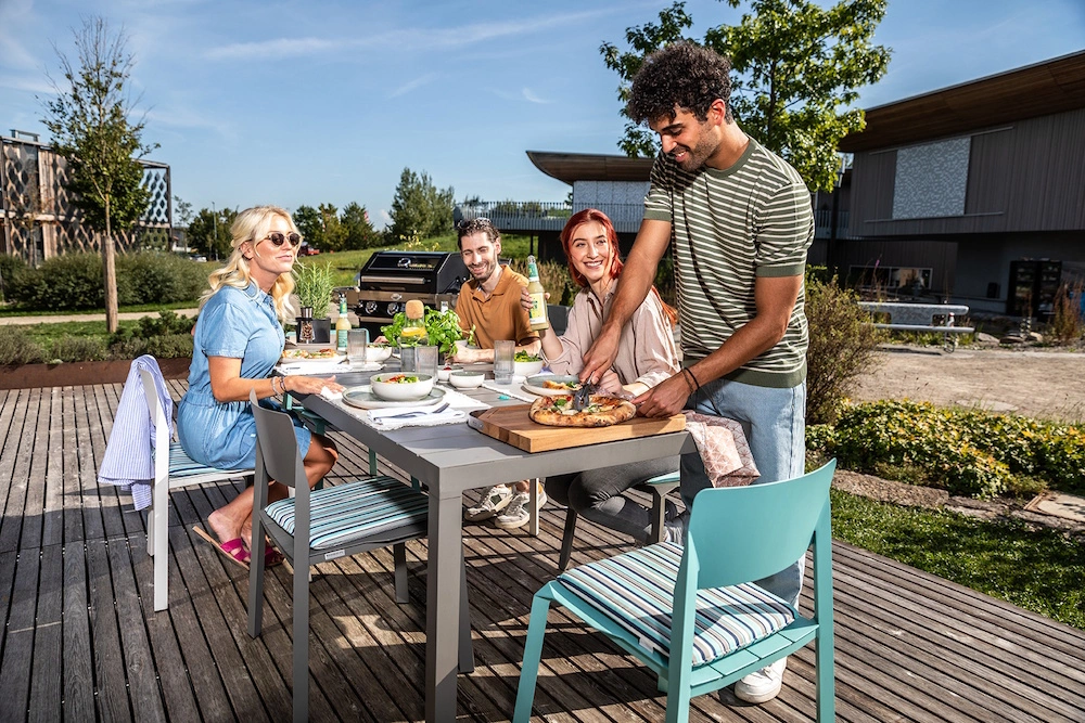 Eine Grillparty vor einem Rösle-Grill