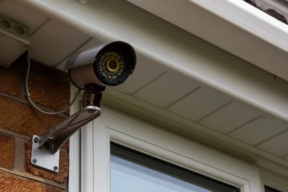 Überwachungskamera an Hauswand
