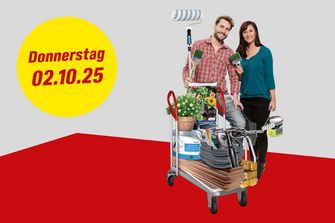 Zwei Personen mit einem Transportwagen voller Baumarktartikel und Werkzeug.