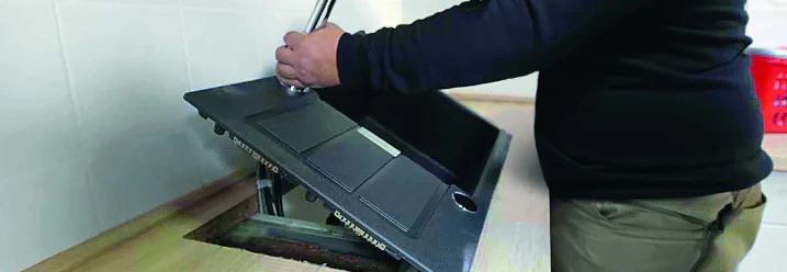 Person montiert Spüle in Küche