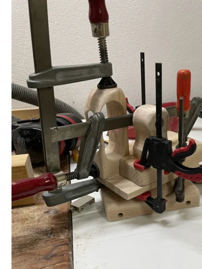 Holzstücke mit Schraubzwingen fixiert