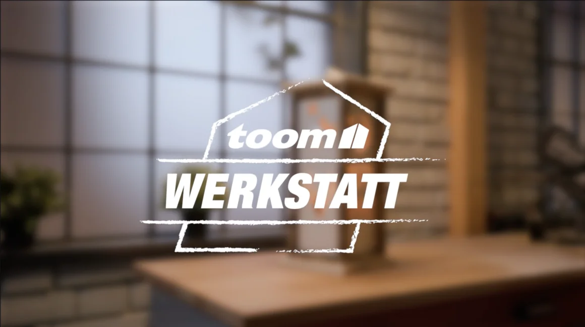 Unscharfer Hintergrund mit Schriftzug 'toom Werkstatt'