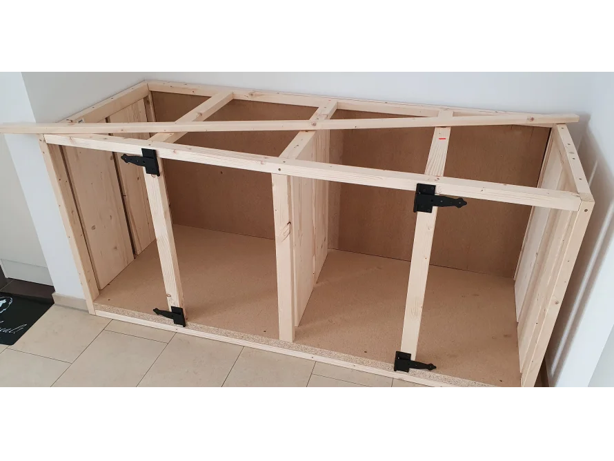 Holzrahmen eines Schranks mit Scharnieren