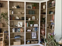 Eckregal mit Dekoration und Pflanzen