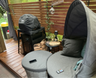 Sitzecke mit Grill auf Terrasse