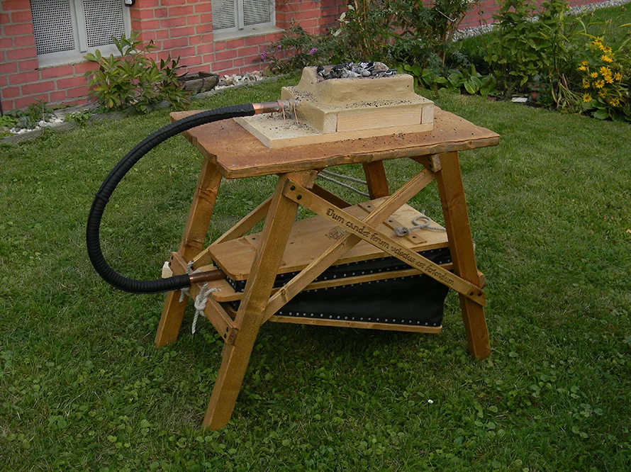 Ein Blasebalg mit Feuerstelle.