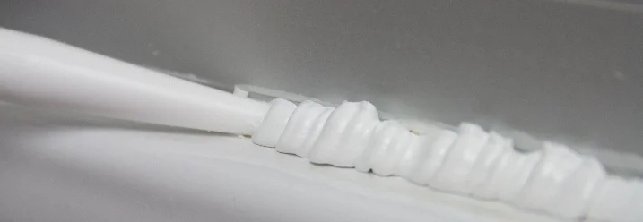 Silikonfuge mit Werkzeug auftragen