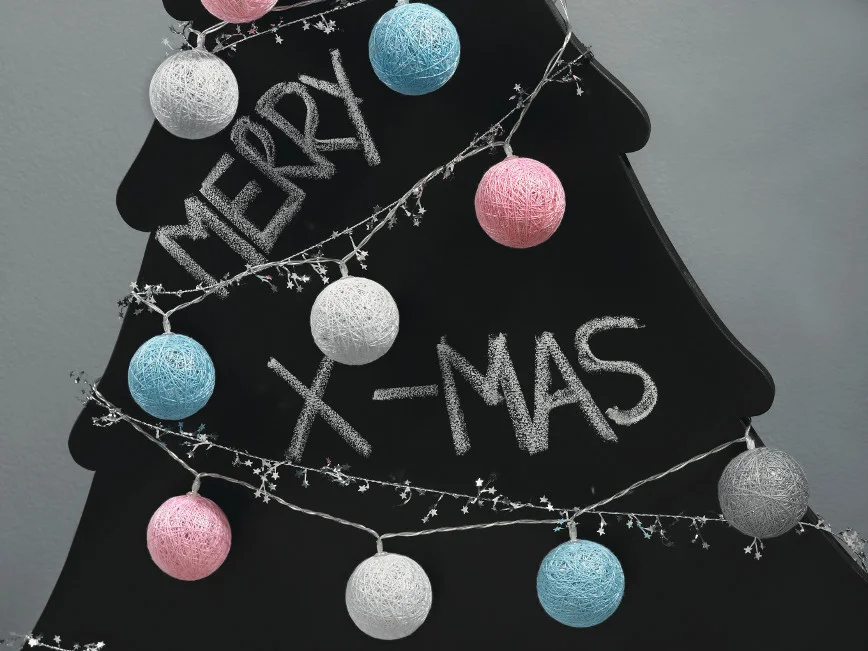 Schwarzer Tannenbaum aus Holz mit Weihnachtsbeleuchtung