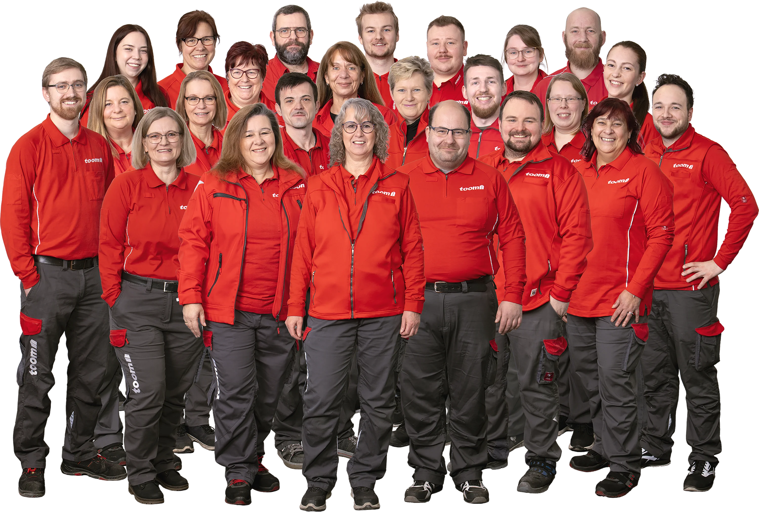 Großes Gruppenfoto von Mitarbeitern in roter und grauer Arbeitskleidung.