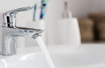 RT Siphon Dichtung Wassertest 20 44 717x467 Wasser läuft aus Wasserhahn