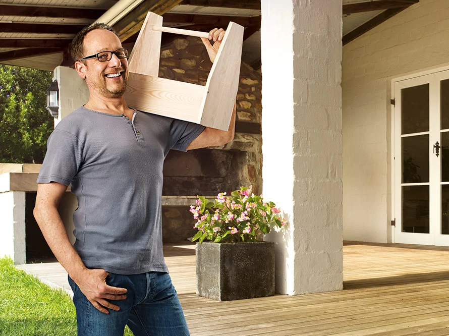 Person mit Werkzeugkiste