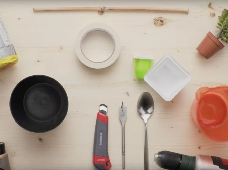 Werkzeug und Materialien auf einem Tisch