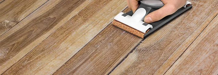 Hand schleift Holzplatte mit Schleifklotz