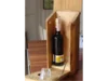 Holzkiste mit Flasche und Glas