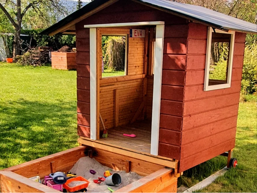 Spielhaus mit Sandkasten