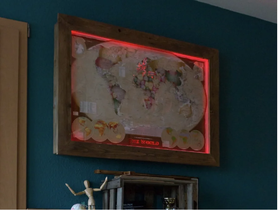 Beleuchtete Weltkarte in einem Rahmen